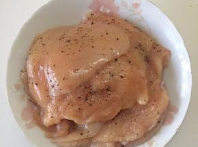 全部抹好后，用保鲜膜包好，腌制半小时以上
