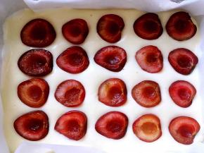 均匀的铺上一层樱桃，如图，要芯朝上铺，第二层试了两排芯朝下的，结过烘烤过程中都下沉啦