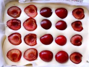 倒入剩下的面糊，用刮刀刮平正，铺上第二层樱桃果肉，入烤箱150度烤50分钟，出炉倒扣，凉透撕掉油纸