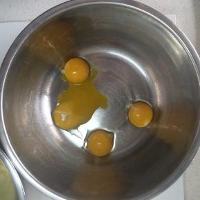 将蛋清蛋白分离，我是直接用蛋壳分的蛋，不熟练的朋友可以网上买个分蛋器来完成这一步，确保蛋清里没有任何蛋黄，将分出的蛋清放至冰箱冷藏备用。