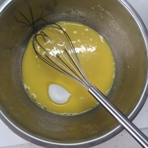 蛋黄糊乳化好以后加入砂糖，继续用手抽搅拌至砂糖熔化。