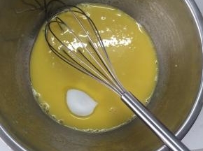 蛋黄糊乳化好以后加入砂糖，继续用手抽搅拌至砂糖熔化。