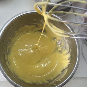 手抽拌面粉时可以进行Z字搅拌，切记不是画圈，以防起筋，拌至看不见干粉时，提起手抽检查蛋黄糊状态，蛋黄糊应是细腻的，可以连续流淌下来的。