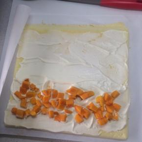 取出200克左右的淡奶油，配以10%的砂糖打发至抹面状态，在蛋糕上抹上奶油，放上准备好的水果，我是放的芒果，最边缘的位置不用抹奶油。