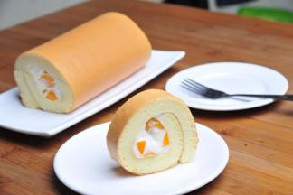 借助油纸及擀面杖将蛋糕卷起，放至冰箱冷藏两小时以上，取出切开即可食用。