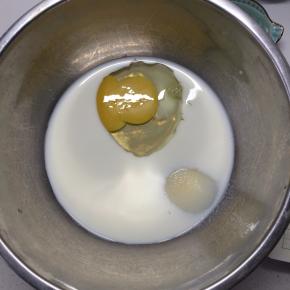 将牛奶、鸡蛋、糖、盐放入盆中