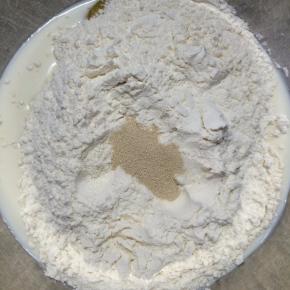 倒入高粉，中间挖个洞埋进酵母