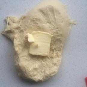 加入预先软化好的黄油