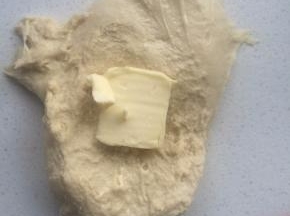 加入预先软化好的黄油