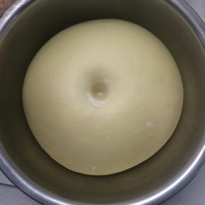 发至2-2.5倍大时，检查发酵情况，用手指醮些高粉，在面团上戳个洞，洞口不回缩就好了