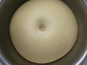发至2-2.5倍大时，检查发酵情况，用手指醮些高粉，在面团上戳个洞，洞口不回缩就好了