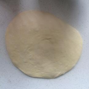 取出面团，用手拍扁，排气