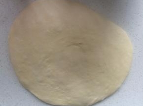 取出面团，用手拍扁，排气