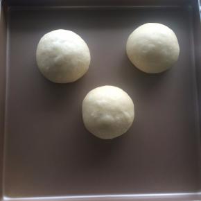 用电子秤平分三份，滚圆，加盖保鲜膜静置20分钟左右