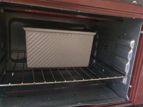 吐司盒加盖放入烤箱下层，180度烤40分钟