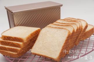 烤制完成后取出，震出热气后置于晾架上，冷却后切片