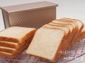 烤制完成后取出，震出热气后置于晾架上，冷却后切片