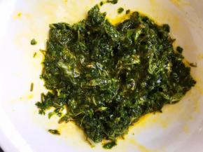 5、倒入面粉，翻拌均匀，加水