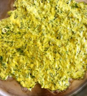 7、平底锅中倒油，将面糊倒入，平摊开，尽量薄一些