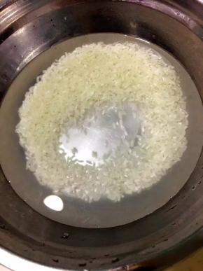 2、	大米淘洗干净