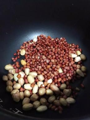1、	红豆和花生用水洗净浸泡过夜