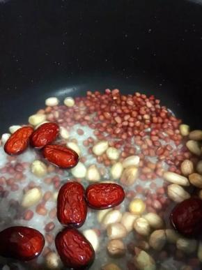 3、	其它几种一起倒入锅中，红枣洗净倒入锅中