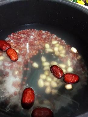 4、	加适量水开启煮粥功能煮至汤汁浓稠即可