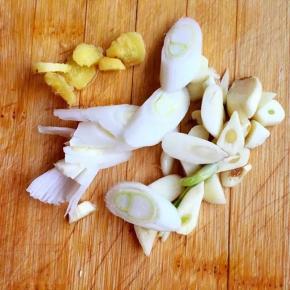 葱姜蒜切碎