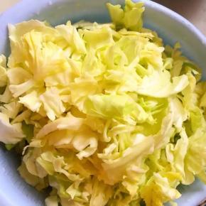 圆白菜洗净撕成小块