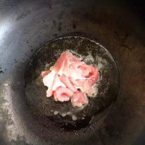 锅中烧热油，倒入肉片翻炒至肉片出现金黄
