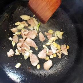 加入葱姜蒜爆香