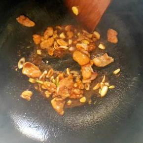 倒入黄豆酱炒匀