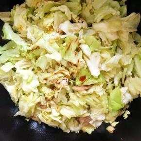 倒入卷心菜翻炒均匀，加酱油和十三香拌匀，炒软后再加入适量盐就好了