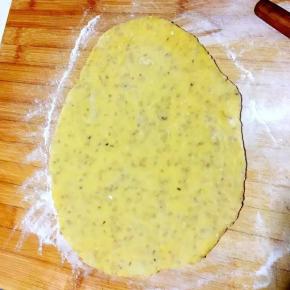 4、取一块面团擀成薄片