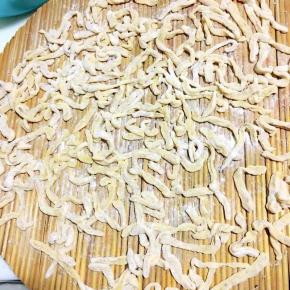 7、抖掉多余的面粉放在锅拍上，依次做好其它的