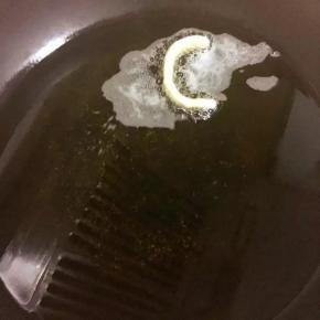 8、锅中倒入油加热至五成热，可以先放入一根试一下，如果可以浮起就可以了