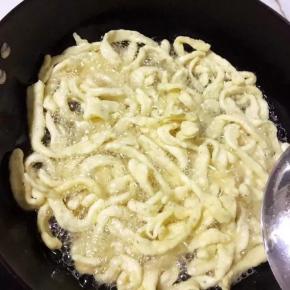 9、倒入面条炸至金黄