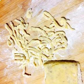 6、洒些干粉，使每一根都沾上