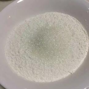 1、面粉中放入糖拌匀