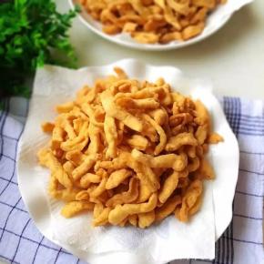 10、捞出沥干油，晾凉就很酥脆了