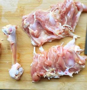 1、	鸡腿洗干净，用刀在脚踝处环切一刀，再顺中间切一刀，剔去骨头
