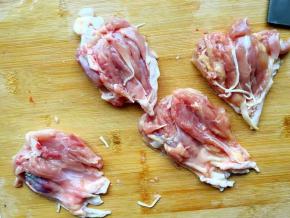 2、	用刀背将肉块剁几下，从中间切开