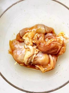 3、	将肉块放入碗中，加入料酒1勺、生抽1勺，盐抓匀腌制半小时