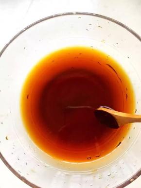 4、	取另一个碗，倒入剩余的料酒、生抽、老抽、蜂蜜和适量水拌匀调成碗汁