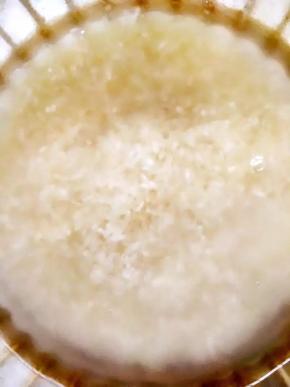 5、	大米淘洗干净