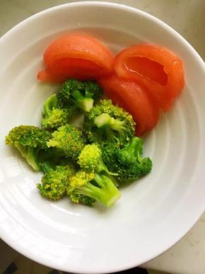 8、	捞出沥水，西红柿洗净去皮切片