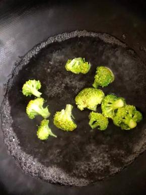 7、	西兰花洗净后倒入烧开的水中汆烫至熟