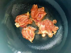 9、	锅中倒油加热后放入鸡腿肉，带肉皮的朝下