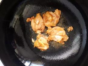 10、一面煎至金黄后翻面煎另一面