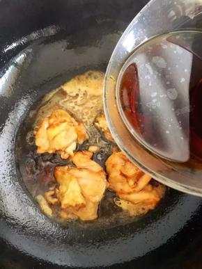 11、两面金黄后倒入调好的汁，大火烧开后转小火炖至汤汁浓稠，再转大火收汁